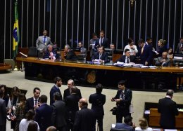 Câmara aprova tornar crime divulgação de foto ou vídeo de nudez sem autorização.