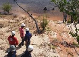Exército instala cabos no fundo de rio para levar internet rápida à Amazônia.
