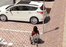 Cadeira de rodas que se guarda sozinha no carro é nova patente da Ford.