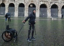 Exoesqueleto robótico permite que paraplégicos voltem a andar