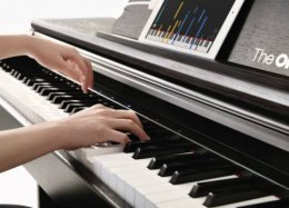 Piano inteligente promete dispensar o professor de música.