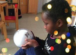 Robô ajuda crianças com autismo e síndrome de Down