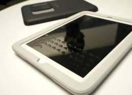 Capa adiciona teclado físico para iPad.