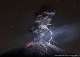 Fotógrafo captura momento que raio toca vulcão e leva prêmio da Nat Geo