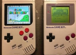 Este Game Boy foi modificado para acomodar jogos de Super Nintendo
