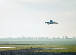 Amazon faz 1ª entrega de produtos usando drone; voo demorou 13 minutos.