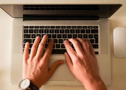Homem que diz ter criado o e-mail processa site por difamação e pede US$ 35 mi