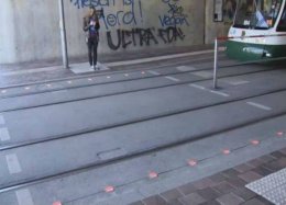 Cidade instala semáforo no chão para zumbis digitais