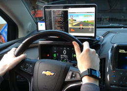 Homem roda Mario Kart em seu carro e deixa jogo mais real.