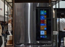 LG mostra geladeira que roda o Windows 10.