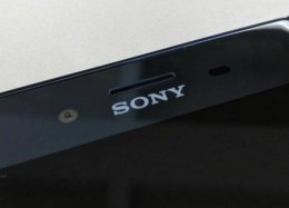 Supostos celulares da Sony vazam com câmera frontal dupla e bordas 'gigantes'