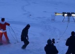 Praticante de snowboard é impulsionado por drones através das montanhas