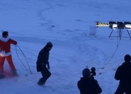 Praticante de snowboard é impulsionado por drones através das montanhas
