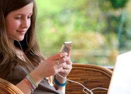 Pesquisa diz que jovens perdem a confiança quando celular não está perto.