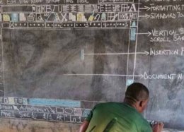 Microsoft doa computador para professor que ensinava computação na lousa