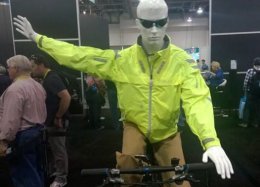Jaqueta inteligente ajuda ciclista a sinalizar curvas durante pedalada.