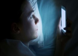 Usar o celular à noite não deve afetar o sono, diz novo estudo.