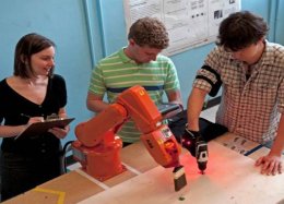 MIT projeta robôs que podem trabalhar e aprender com humanos.
