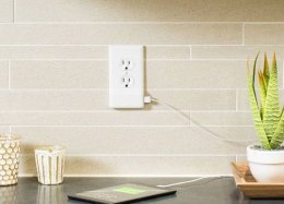 Tomada com entrada USB elimina necessidade de adaptadores.