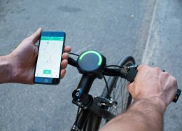 Gadget smart para bikes funciona como GPS, medidor de calorias e lanterna.