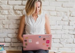 Estudo aponta que mulheres programadoras ganham mais que homens no Paraná.
