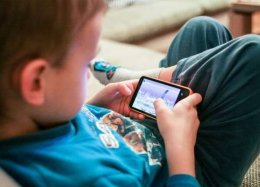 Taiwan vai multar pais que deixam filhos exagerarem no uso do smartphone.