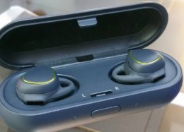 Samsung lança fone sem fio que armazena músicas e dispensa o celular