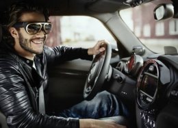 Mini revela óculos com 'visão de raio-X' para motoristas.