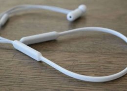 Apple começa a vender no Brasil o fone BeatsX, alternativa 'barata' aos AirPods.