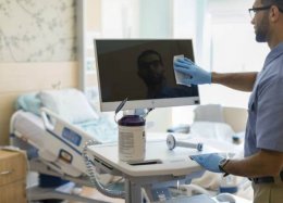 HP lança linha de computadores resistentes a germicidas para hospitais