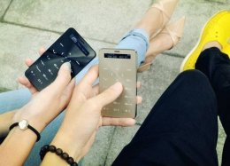 Celular tem o tamanho de um cartão de crédito e bateria que dura 3 meses.