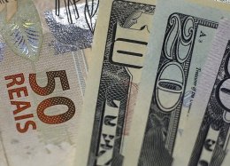 Novo projeto de lei deixaria compras em dólar no cartão mais baratas.