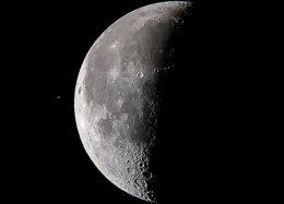 Galaxy S8 é usado junto a telescópio para fotografar Saturno alinhado à Lua.